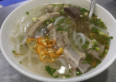 Bánh canh sườn non nườm nượp khách ở Sài Gòn