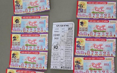 Mua 11 tờ vé số rồi tặng bạn 5 tờ, chiều tất cả cùng trúng đặc biệt