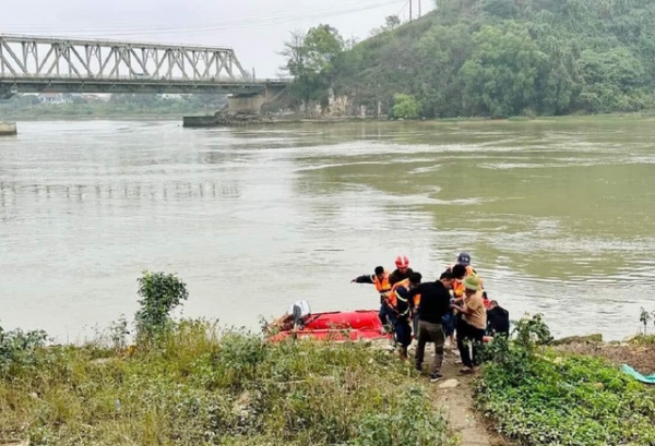 Nam thanh niên nhảy cầu quyên sinh