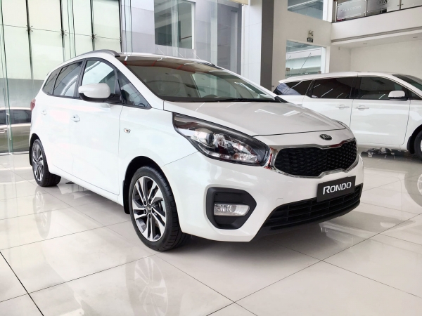 Cắt trang bị, Kia Rondo thêm phiên bản giá rẻ chỉ 585 triệu đồng - Phả hơi nóng tới Mitsubishi Xpander