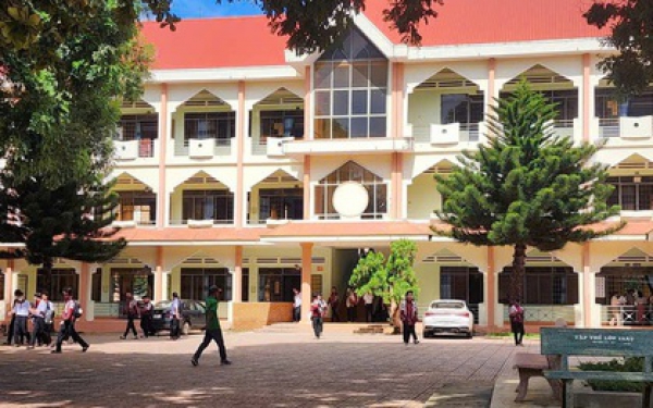 Kỷ luật cảnh cáo nữ hiệu trưởng nhiều lần vi phạm