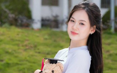 Thủ khoa đạt điểm 30/30 gây “bão” vì xinh như hotgirl
