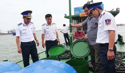 Báo động tình trạng buôn lậu xăng dầu kém chất lượng