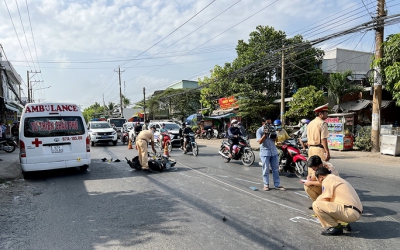 Cú tông mạnh của xe chuyển bệnh làm một thanh niên tử vong