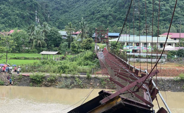 Cầu treo bất ngờ đứt cáp, xe ô tô chở 3 người rơi xuống sông