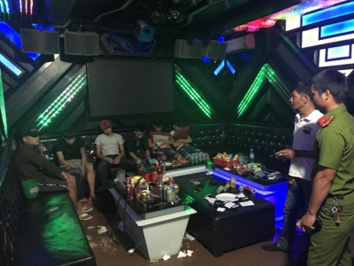 Huế: Gần 50 nam thanh nữ tú &quot;phê&quot; ma túy trong quán karaoke