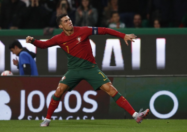 Lập kỷ lục siêu đỉnh, Ronaldo vẫn bị chê yếu bóng vía