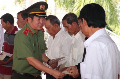 Lãnh đạo Cần Thơ, Hậu Giang và thiếu tướng Đinh Văn Nơi trao quà cho người có công