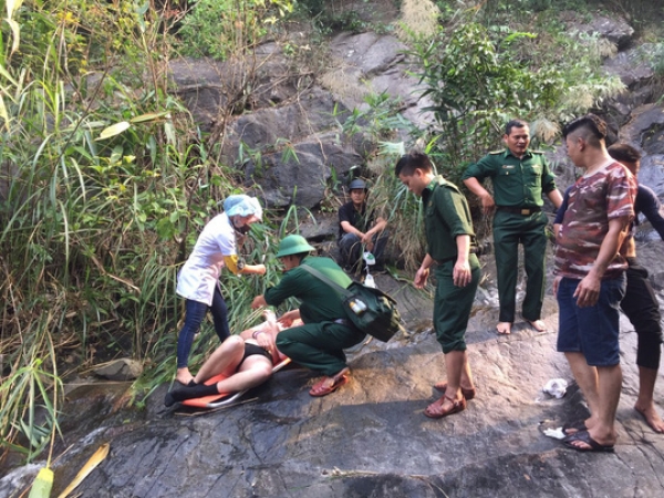 Một du khách Anh gặp nạn khi leo thác ở đèo Hải Vân