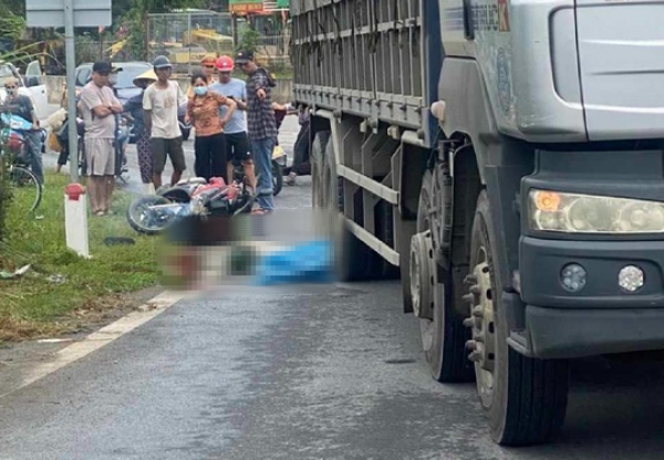 Va chạm xe tải, 2 người phụ nữ đi xe máy bị cán thương vong