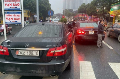 Tạm giữ 2 xe Mercedes cùng biển số trên đường Hà Nội