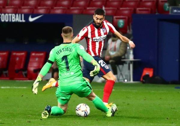 Siêu phẩm bàn thắng hạ gục Barcelona, Atletico chia ngôi đầu La Liga