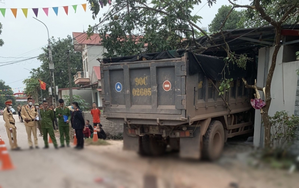 Nguyên nhân vụ tai nạn liên hoàn, tông vào quán cắt tóc làm 4 người thương vong