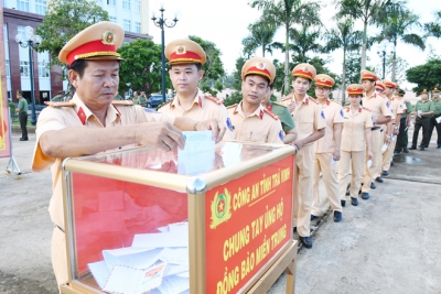 Công an tỉnh Trà Vinh quyên góp ủng hộ khắc phục hậu quả bão lũ