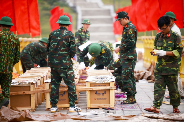 Bên trong trận địa pháo hoa dịp lễ hội Giỗ Tổ Hùng Vương