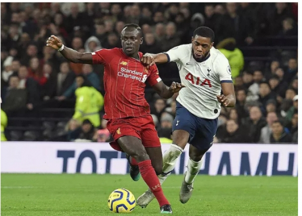 Hạ chủ nhà Tottenham, Liverpool chạm tay vào lịch sử