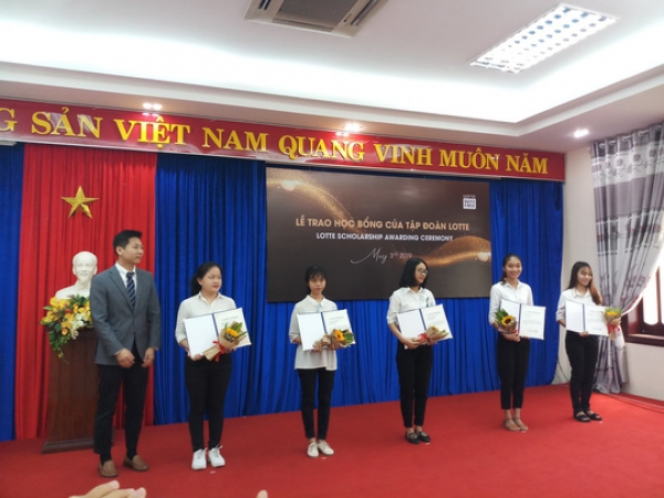 Quỹ Lotte Foundation trao học bổng cho sinh viên Đà Nẵng