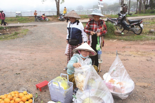 Gót hồng “cõng chợ”… lên mây!