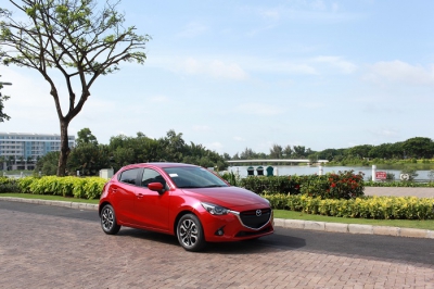 Mazda2 đời 2015 giá bao nhiêu?