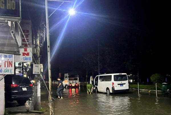 Cần Thơ: R&ograve; rỉ điện khi triều cường d&acirc;ng cao khiến 2 học sinh tử vong