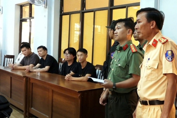 Phát hiện 2 ô tô chở nhiều người Trung Quốc có dấu hiệu nghi vấn nhập cảnh trái phép vào Việt Nam