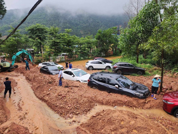 Cận cảnh giải cứu hàng loạt ôtô bị vùi lấp ở nơi nhiều vi phạm trật tự xây dựng