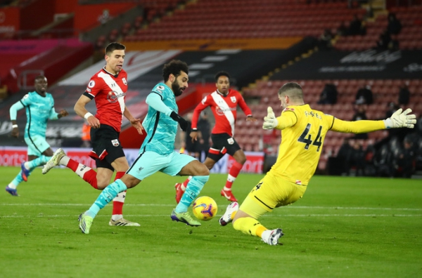 Trắng tay trước Southampton, Liverpool chỉ trích trọng tài và... Man United