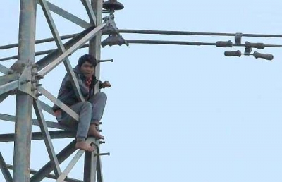 Người đàn ông ngáo đá trèo lên cột điện cao thế... ngủ qua đêm