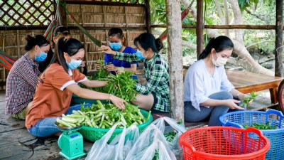 Người dân Cồn Sơn gói bánh, bắt cá, hái rau tặng các chiến sĩ làm nhiệm vụ ở khu cách ly chống dịch COVID-19