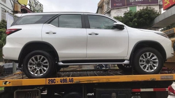 Toyota Fortuner 2021 mới vừa ra mắt đã bị bắt gặp tại Việt Nam