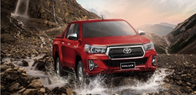 Toyota Hilux bất ngờ giảm giá niêm yết, có thêm phiên bản cạnh tranh Ford Ranger XLS