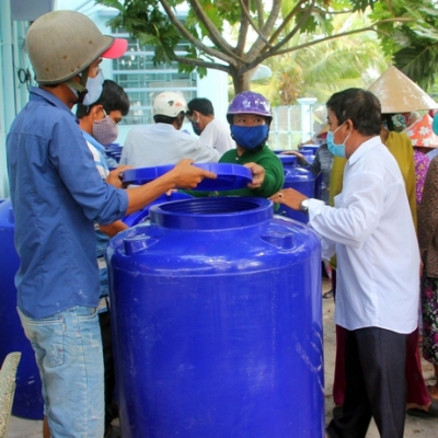 Vĩnh Long: Hỗ trợ người dân Vũng Liêm 500 bồn chứa nước