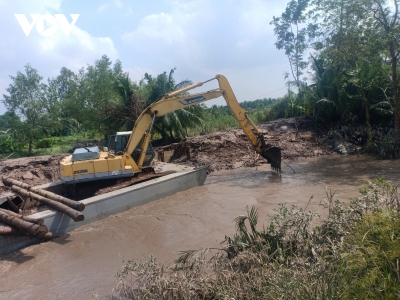 Sóc Trăng khẩn trương gia cố đê bao chống triều cường