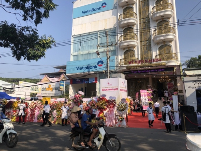 Phú Quốc kẹt xe gần 2 km vì đại gia “bao đường” khai trương thẩm mỹ viện