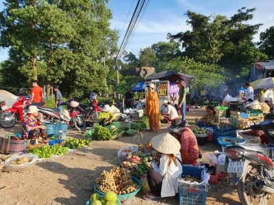 Đi chợ &#039;&#039;chồm hổm&#039;&#039; trên đỉnh núi Cấm