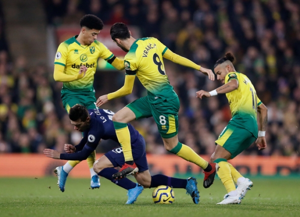 Thoát hiểm nghẹt thở tại Carrow Road, Tottenham lỡ bước vào top 4