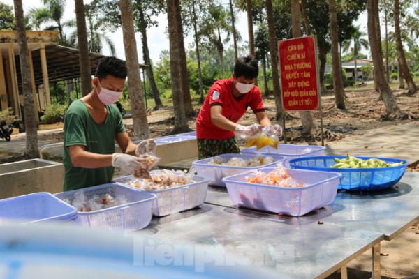 Bên trong bếp ăn quân đội phục vụ người cách ly ở Đồng Tháp có gì đặc biệt?