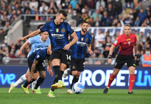 Inter Milan sẩy chân, AC Milan thăng hoa