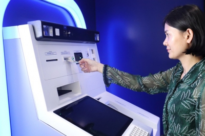 Lần đầu tiên khách hàng có thể rút tiền từ ATM bằng thẻ CCCD