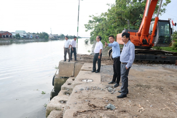 Kiểm tra hiện trường bến thủy nội địa cung cấp vật liệu cho thi công cải tạo quốc lộ 57