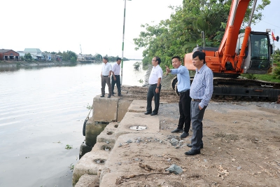 Kiểm tra hiện trường bến thủy nội địa cung cấp vật liệu cho thi công cải tạo quốc lộ 57