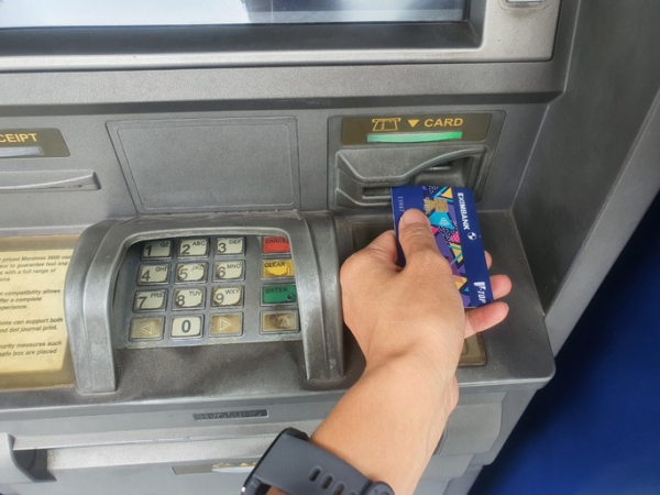 Người dân rút tiền mặt qua máy ATM giảm rất mạnh