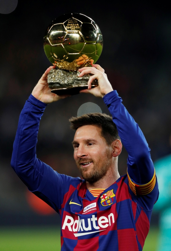 Messi nâng &quot;Quả bóng vàng&quot;, lập siêu phẩm hat-trick ở Nou Camp