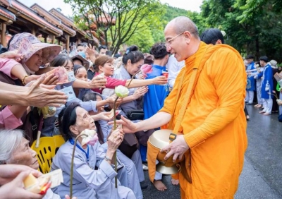 TP Uông Bí lên tiếng việc cúng dường gây phản cảm tại chùa Ba Vàng