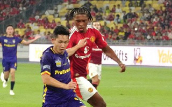 Hoàng Đức và các đồng đội của ASEAN All-Stars thắng sát nút Man United