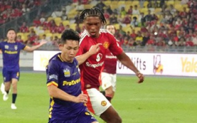 Hoàng Đức và các đồng đội của ASEAN All-Stars thắng sát nút Man United