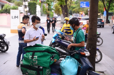 Phí vận chuyển hàng online trong nước “đắt đỏ”.