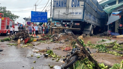 Vụ xe tải lao vào chợ làm 3 người tử vong: Thủ tướng chỉ đạo Chủ tịch 2 tỉnh vào cuộc