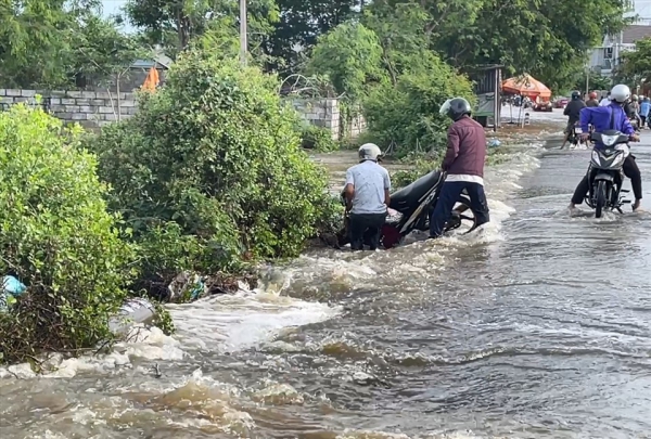 Nước xiết tràn qua QL28 xô nhiều xe máy trôi ra lề đường