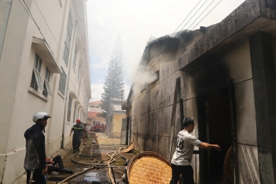 Cháy lớn thiêu rụi toàn bộ dãy nhà kho nuôi thử nghiệm tằm giống